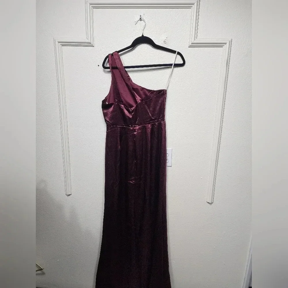 Lulu's On the Guest List Burgundy Satin One-Shoulder Maxi Dress M Wedding Party - Picture 10 of 13